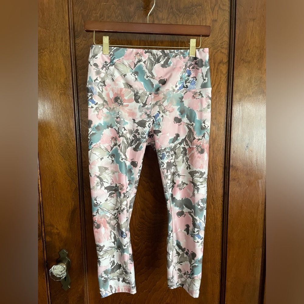 Watercolor Floral Capri Leggings Size Medium